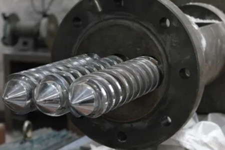 擠出機(jī)機(jī)筒螺桿裂斷的原因是什么？